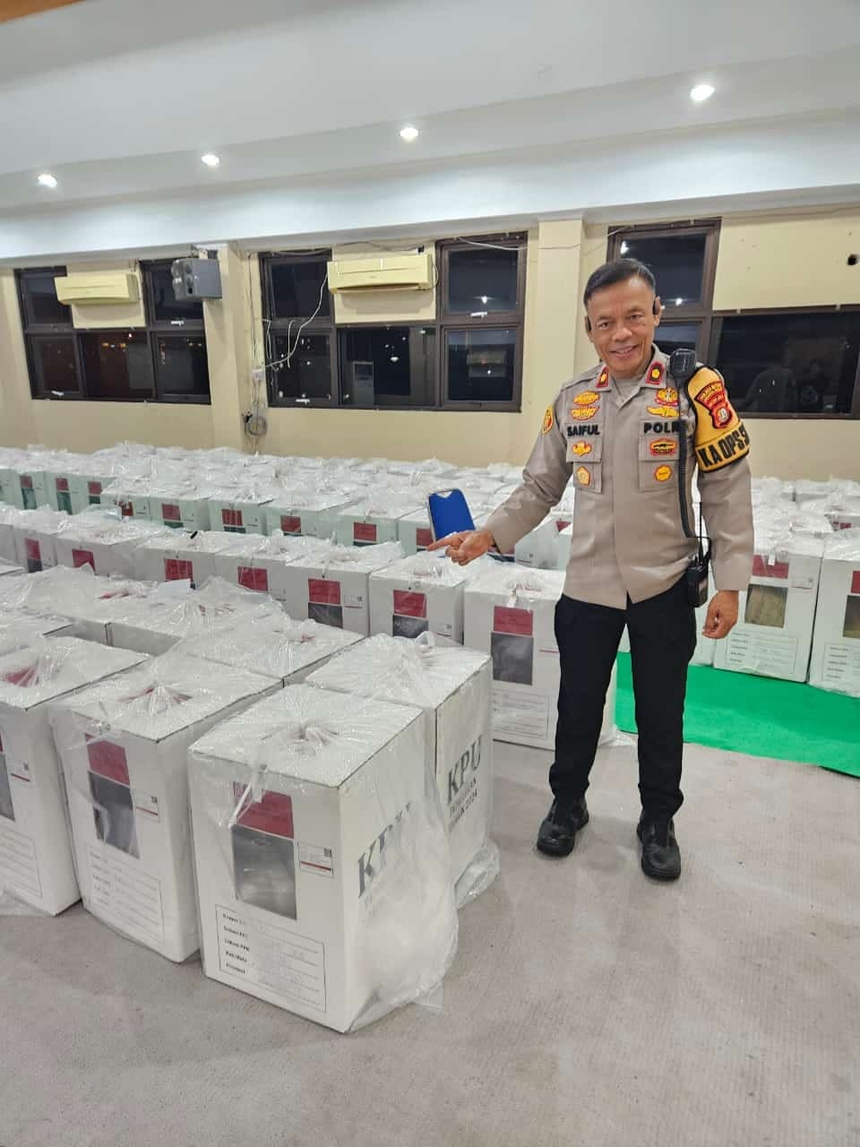 Kapolsek Johar Baru Tinjau Kotak Logistik Hasil Penghitungan Suara Pilkada di Gudang Logistik Kecamatan Johar Baru