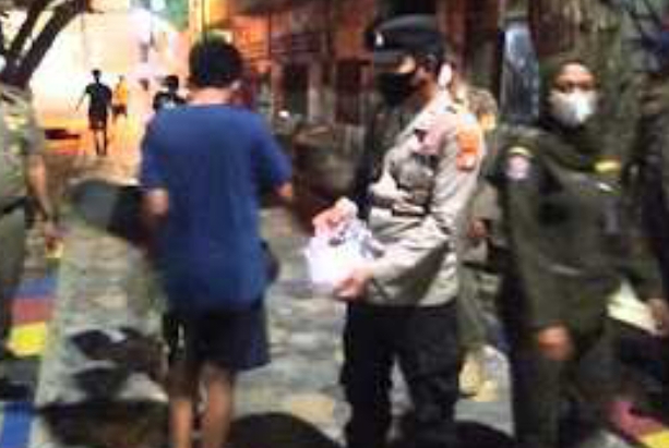 Bersama Tiga Pilar, Kapolsubsektor Pulau Panggang Kep Seribu Utara Imbau ProKes dan Bagikan Masker ke Warga