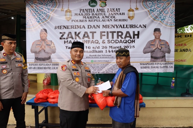 Kapolres Kepulauan Seribu AKBP Ajie Lukman Hidayat Salurkan Zakat kepada Warga