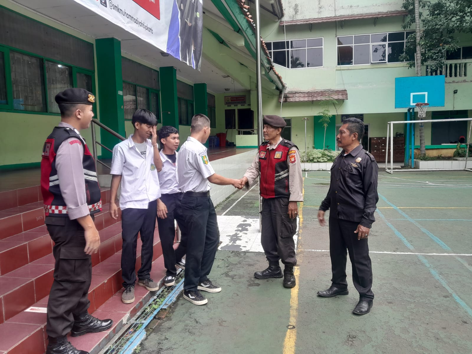 Samapta Polsek Matraman Lakukan Mitigasi Tawuran Dengan Menjadikan Polri Sebagai Sahabat di Sekolah