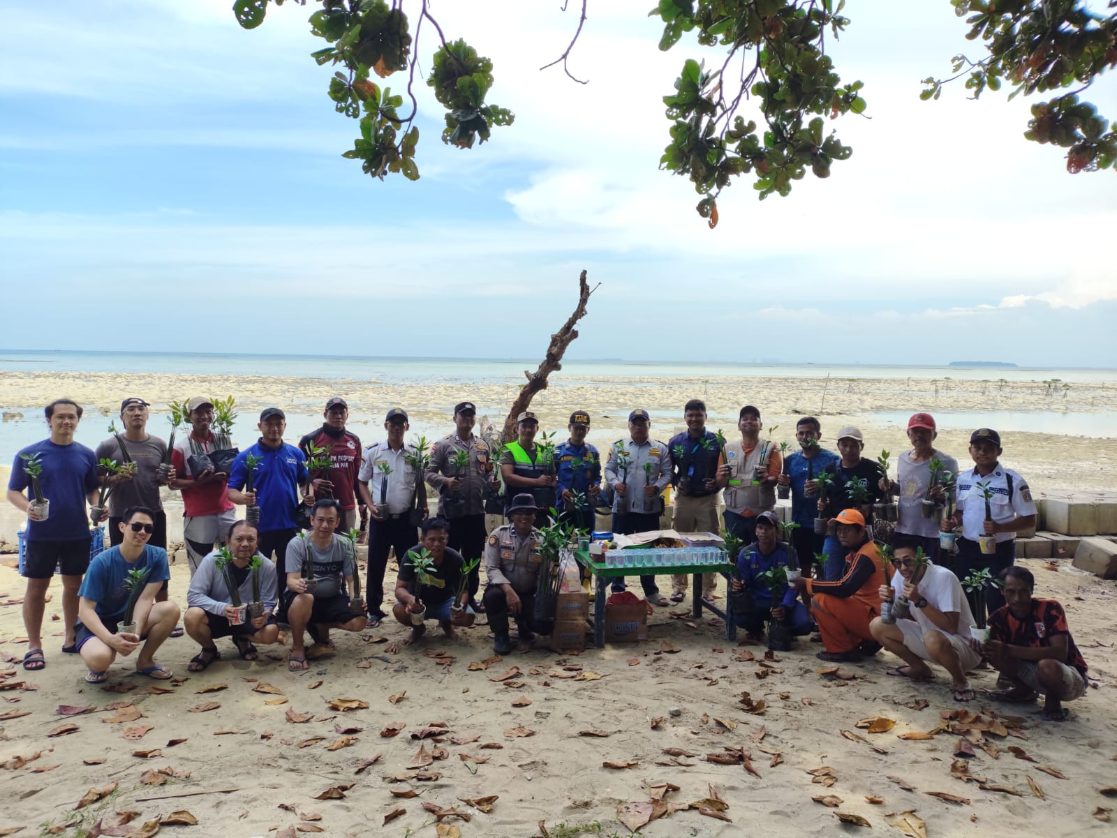 Aipda Hendra Kristianda dan Bripka Khohim Chovivi Ikut Tanam 3.700 Pohon Mangrove di Pulau Pari Sambut Hari Bumi