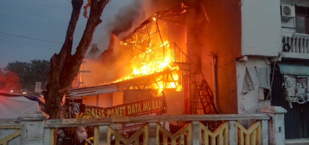 Akibat Korsleting Listrik, 4 Toko di Tanjung Priok Jakut Ludes Diamuk Si Jago Merah
