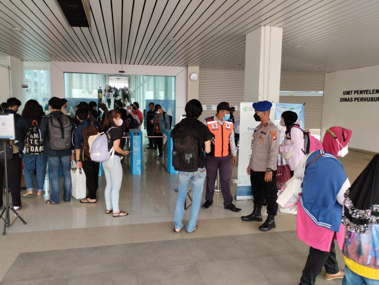 1076 Penumpang Scan PeduliLindungi, Polres Kep. Seribu Gelar Pengawasan Prokes Ketat di Dermaga Kali Adem