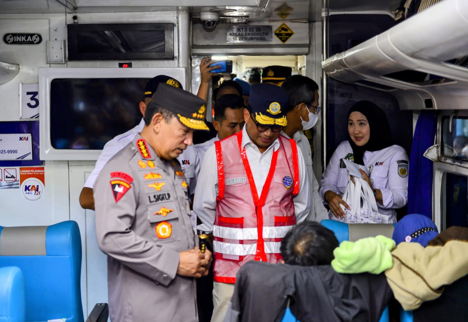 Tinjau Stasiun Senen, Kapolri Anjurkan Warga yang Mudik Gunakan Kereta Api karena Lebih Aman