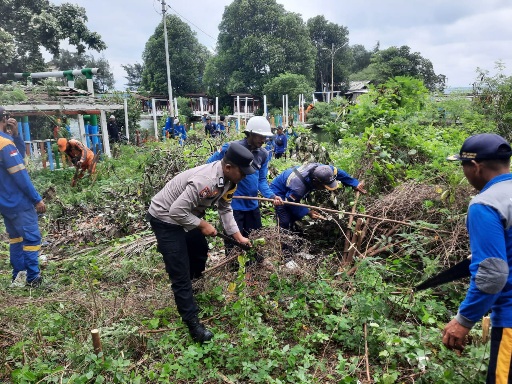 Polisi Baik Aktif di Masyarakat, Bhabinkamtibmas Pulau Lancang Ikut Kerja Bakti Bersama Warga