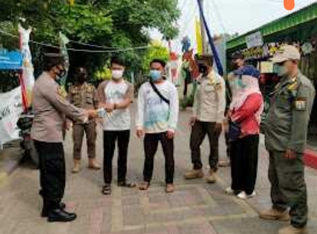 Saat Bagikan 1.200 Masker ke Warga, Polres Kep Seribu Sampaikan Imbauan ProKes