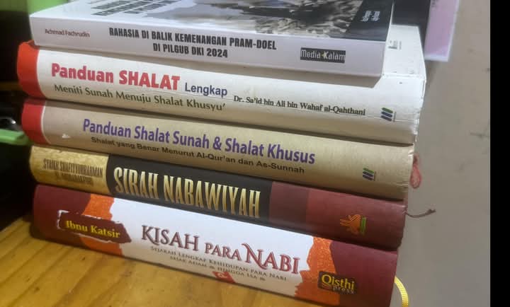 Lima Tumpukan Buku Bacaan di Atas Kanan Meja : Paling Atas Soal Rahasia Kemenangan Pram-Doel