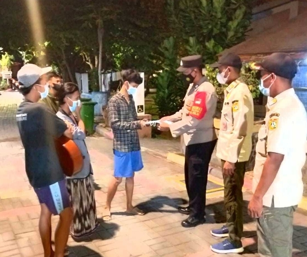 Himbau ProKes dan Bagikan Masker Malam Hari Terus Dilakukan Polsek Kep Seribu Selatan ke Warga Sebagai Upaya Cegah Sebaran Omicron