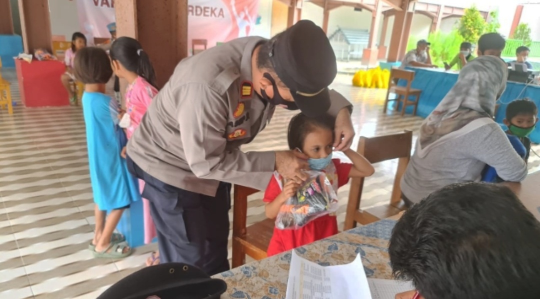 Agar Anak Usia 6-11 Tahun Mau Suntik Vaksin, Ini Yang Dilakukan Kapolsek Kep Seribu Utara