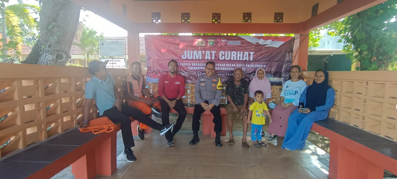 Bhabinkamtibmas Pulau Untung Jawa Bersama Pemilik Jasa Wisata dan Tokoh Masyarakat Menjaga Ketertiban Kamtibmas Dalam Jumat Curhat