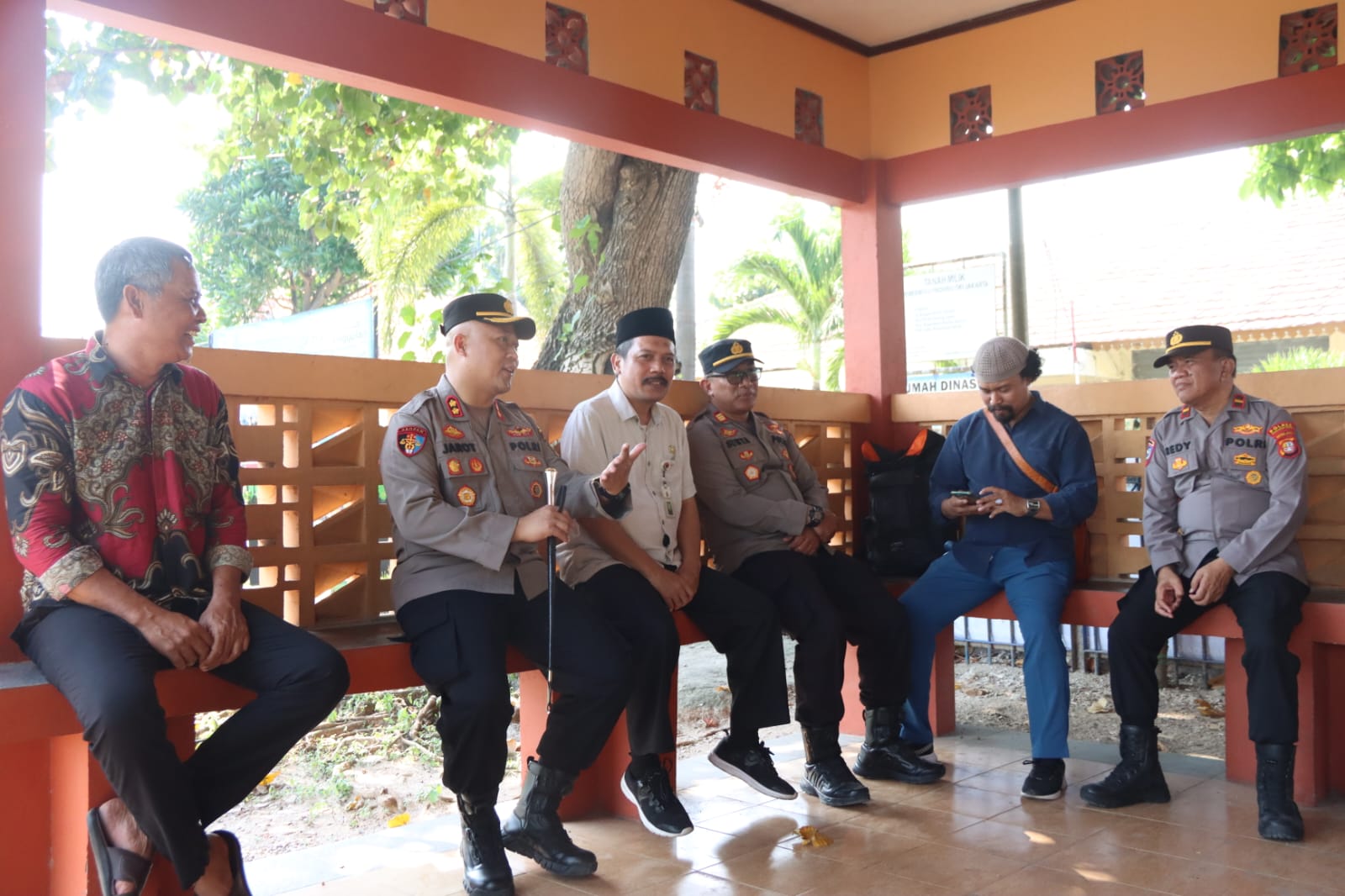 Kapolres Kepulauan Seribu,Gencarkan Giat Jumat Curhat di Pulau Untung Jawa untuk Cari Solusi Permasalahan Kamtibmas