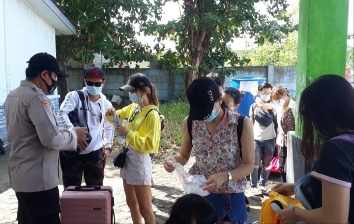 Cegah Covid-19, 5 Pospam Ketupat Jaya Polres Kep Seribu Bersama Tenaga Medis Rapid Tes Wisatawan