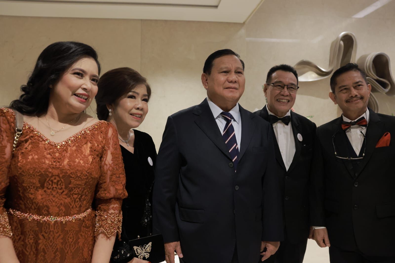 Momen Prabowo Peluk Erat Otto Hasibuan, Kenang Perjuangan Bersama di Pilpres 2019