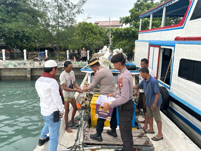 Polsek Kepulauan Seribu Utara Bagikan Takjil kepada Nelayan di Pulau Kelapa, Sampaikan Himbauan Kamtibmas