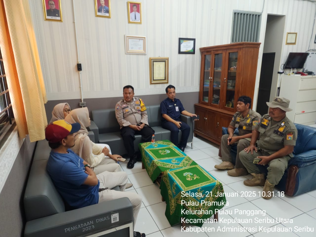 Bhabinkamtibmas Pulau Pramuka Jalin Silaturahmi dengan Warga untuk Tingkatkan Kamtibmas