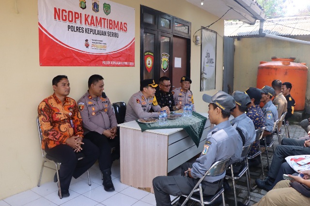 Ngopi Kamtibmas di Pulau Kelapa, Kapolres Kepulauan Seribu Ajak Warga Perkuat Siskamling dan Jaga Jakarta+