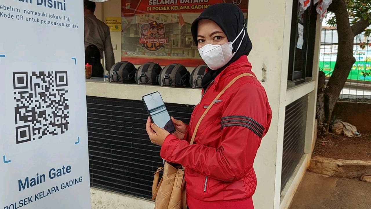 Cegah Sebaran Covid-19, Polsek Kelapa Gading Wajibkan Scan Barcode Peduli Lindungi