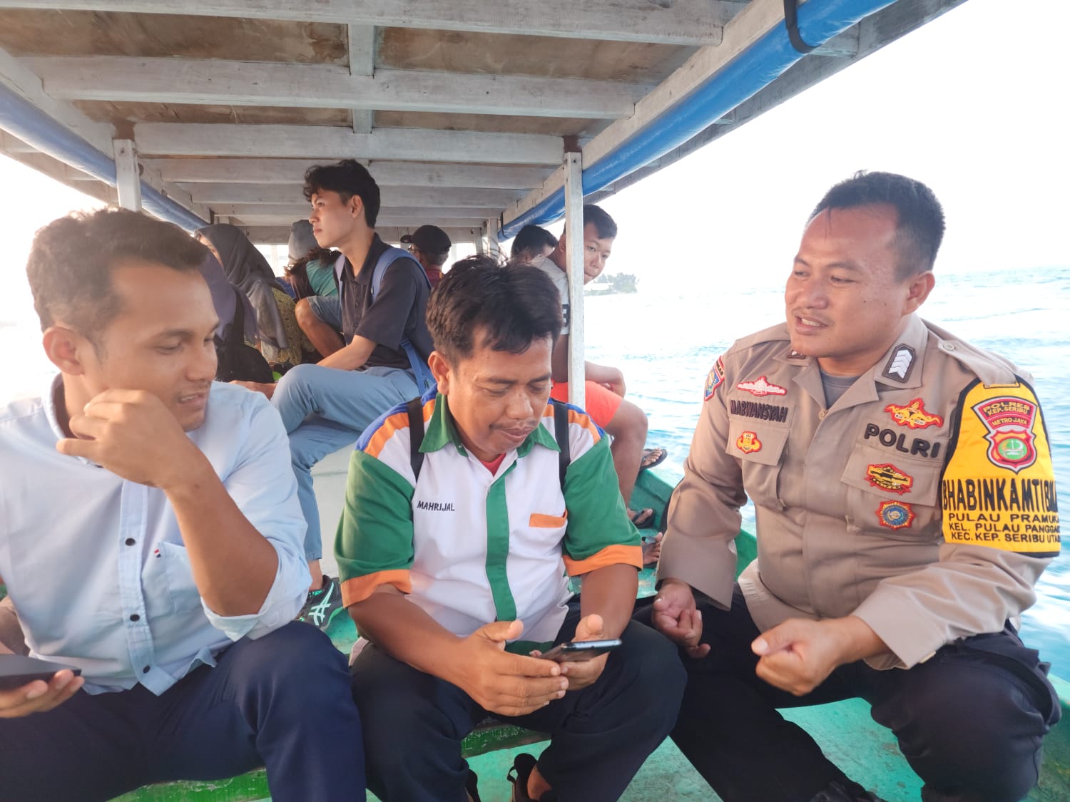 Bhabinkamtibmas Pulau Pramuka Lintasi Ombak Menuju Kebersamaan dengan Warga Pulau Panggang dalam Menjaga Keamanan Wilayah