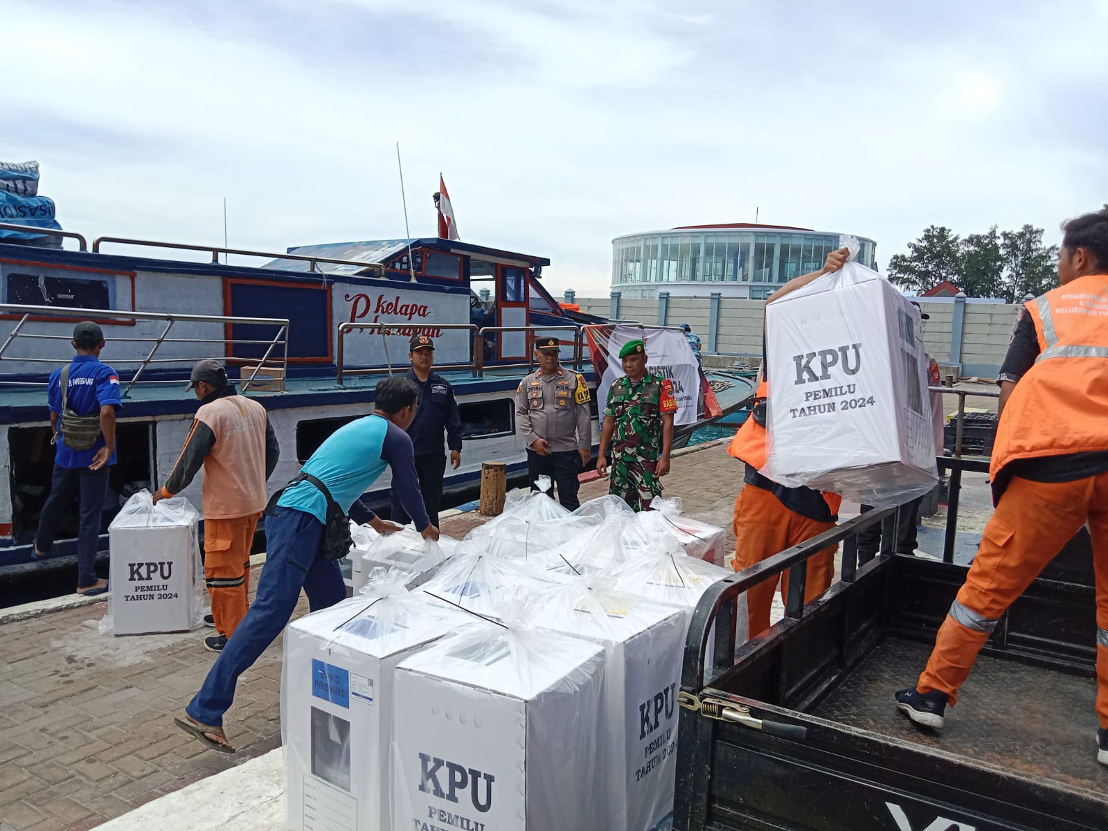 Netralitas TNI/Polri Terjaga dalam Pengamanan Kedatangan Logistik Pemilu 2024 di Pulau Pramuka