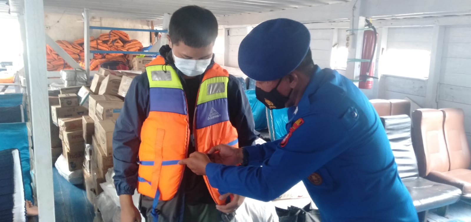 Sat Polair Laksanakan Sambang dan Sekaligus Berikan Edukasi kepada Penumpang Kapal Kali Adem