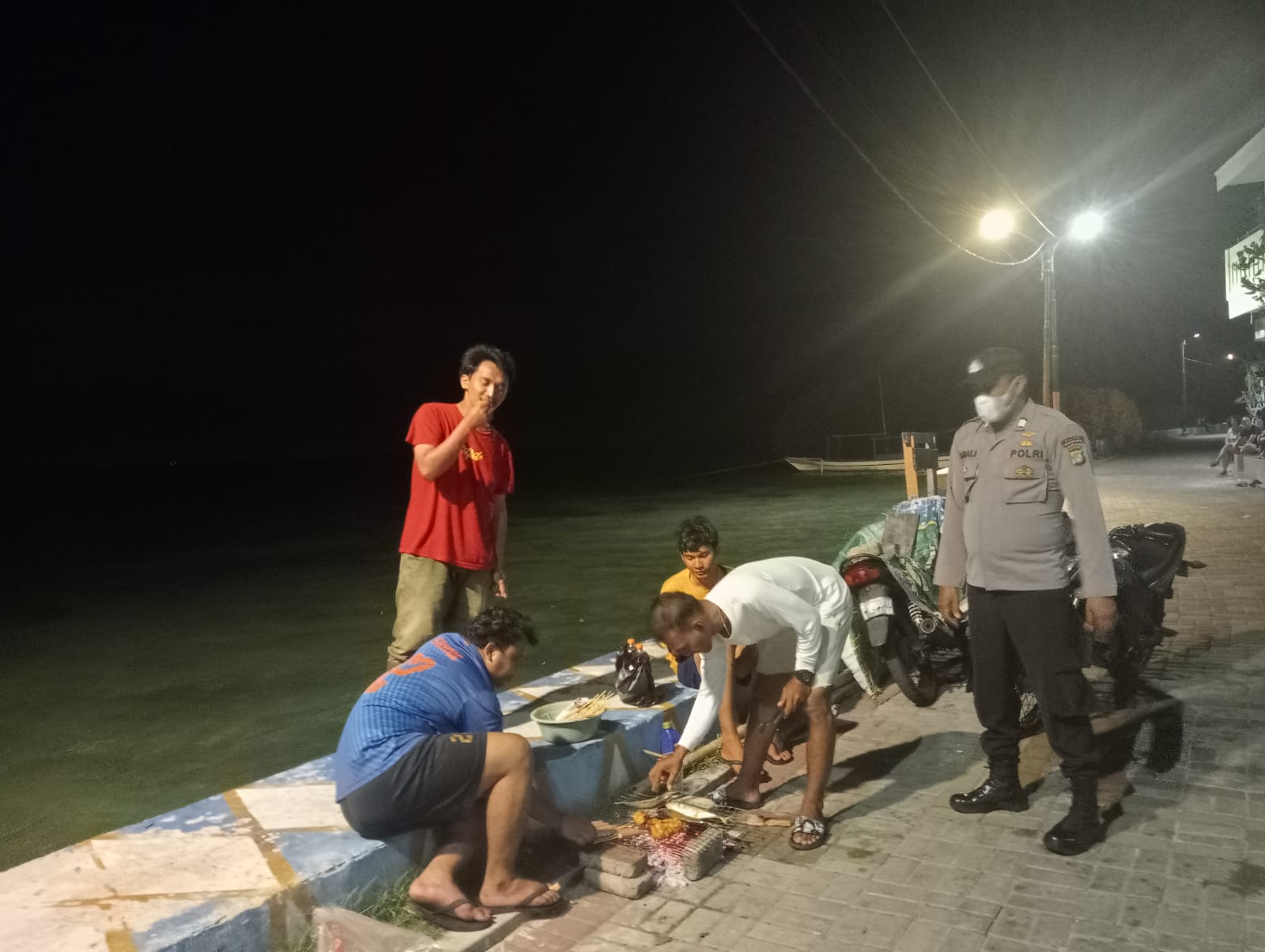 Patroli Malam Pulau Harapan Berikan Himbauan Kamtibmas Ke Wisatawan