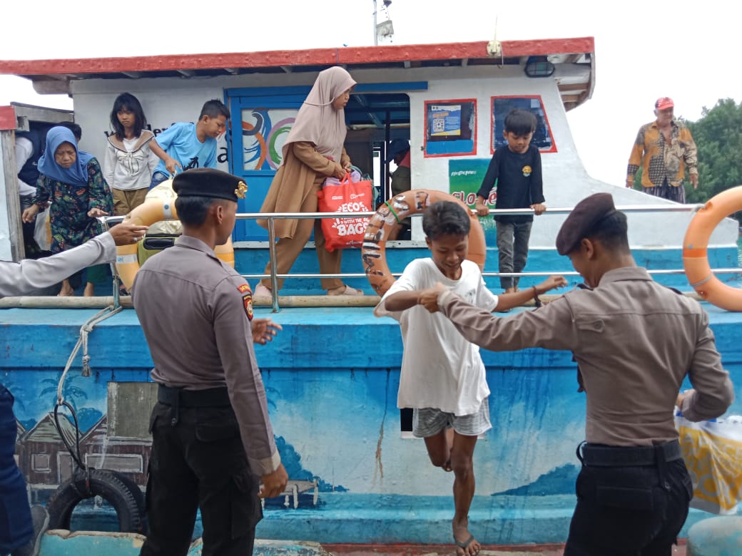 Polisi Humanis Polsek Kepulauan Seribu Utara Bantu Penumpang di Dermaga Pulau Kelapa, Pastikan Keamanan Barang Bawaan