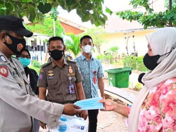 Bagikan 900 Masker ke Warga di Ruang Publik, Polres Kep Seribu Sampaikan Imbauan ProKes