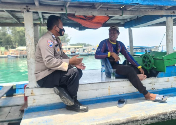 Pantau Situasi Kamtibmas, Bhabinkamtibmas Polres Kep. Seribu Laksanakan Sambang ke Nahkoda ke Kapal Ojek