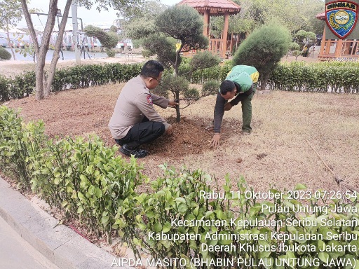 Polsek Kepulauan Seribu Selatan Galakkan Aksi Penanaman Pohon untuk Mengurangi Polusi Udara bersama Pelajar Sekolah Dasar Pulau Lancang