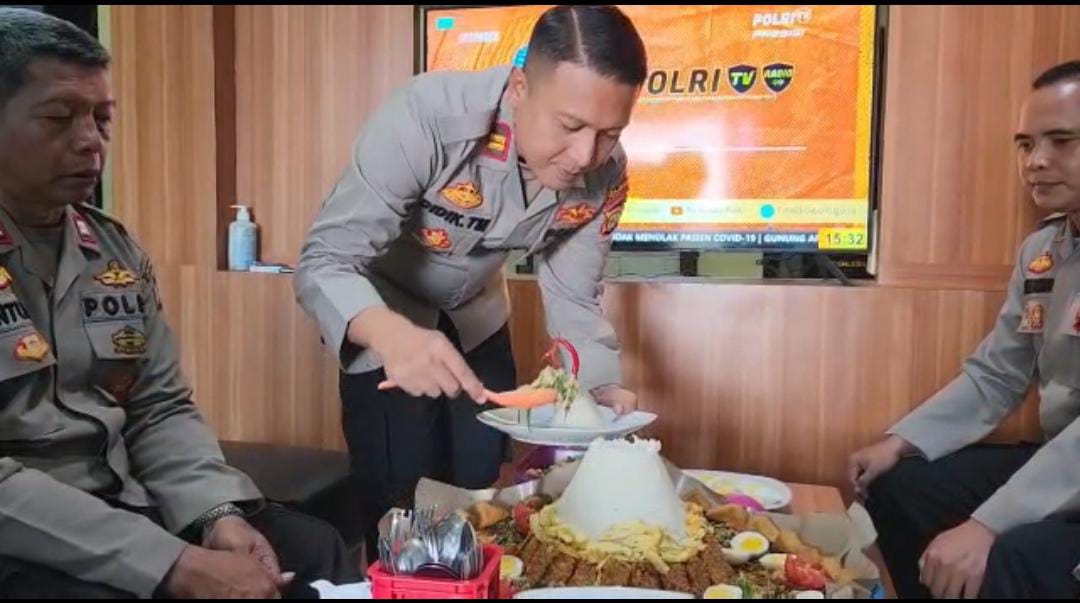 Peringati HUT Polda Metro Jaya ke-73, Polsek Kepulauan Seribu Utara Potong Tumpeng