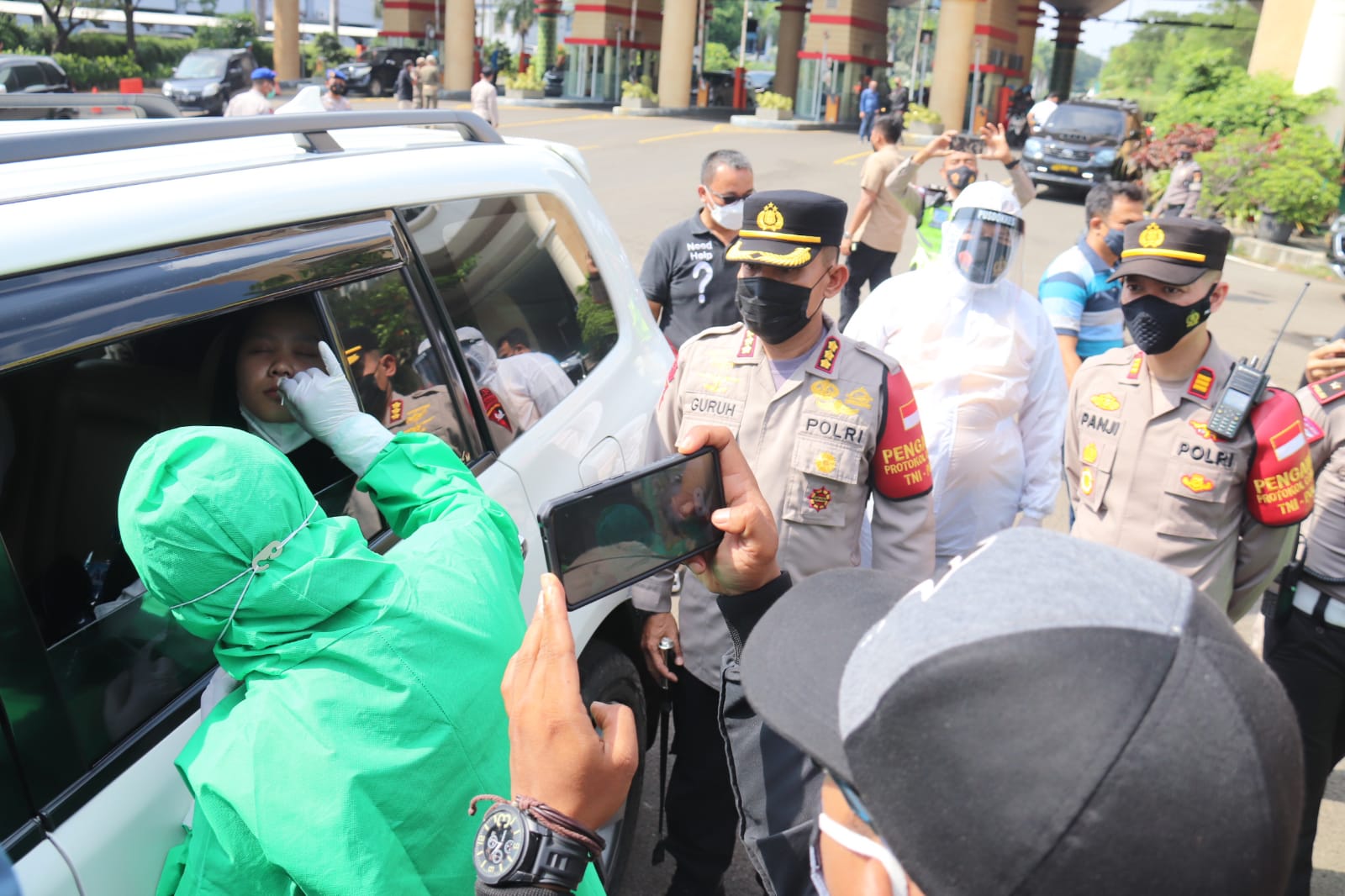 Libur Waisyak, Pengunjung Ancol Diswab Test Polsek Pademangan Secara Drive Thru