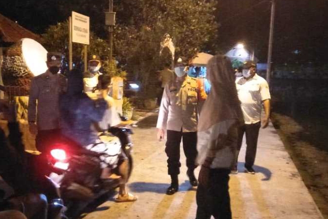 Polsek Kep Seribu Utara Terus Himbau Warga Taat ProKes Dengan Adakan Patroli PPKM Malam Hari