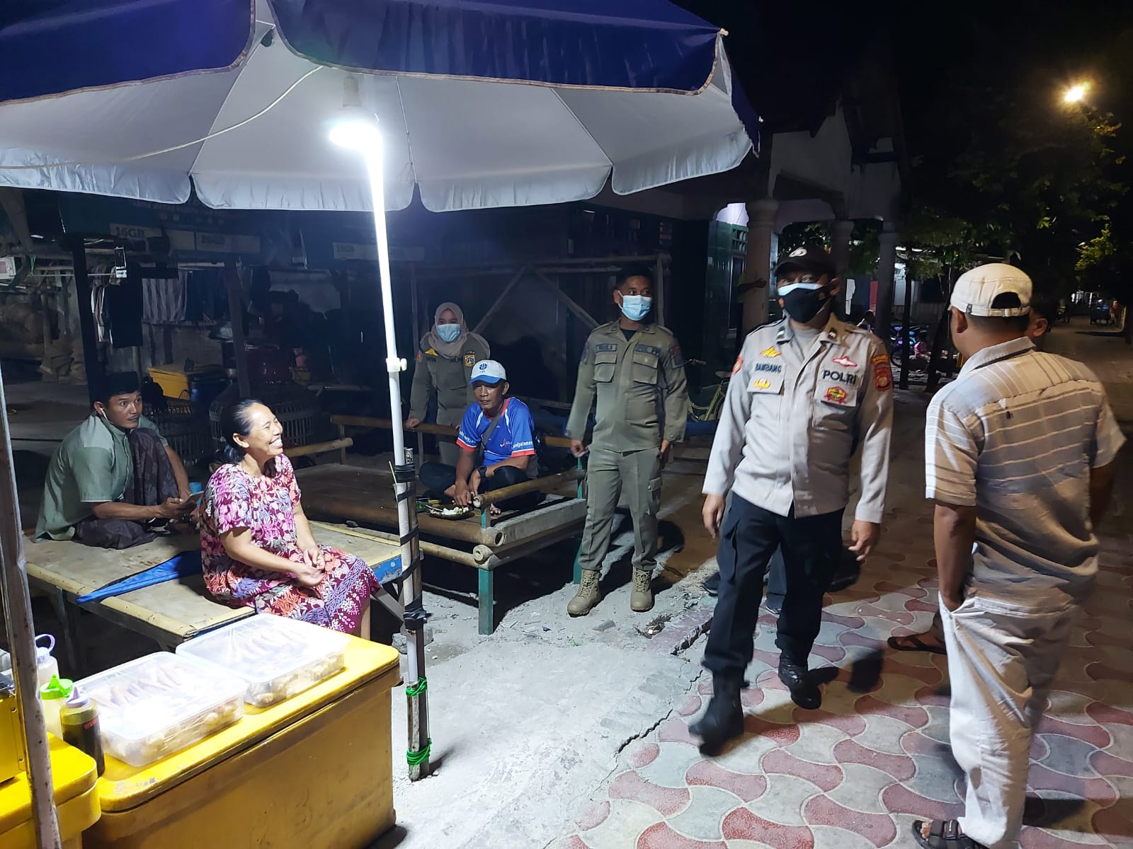 Patroli Malam Polres Kep. Seribu dan Polsek Kep. Seribu Selatan Berikan Himbauan Kamtibmas kepada Masyarakat