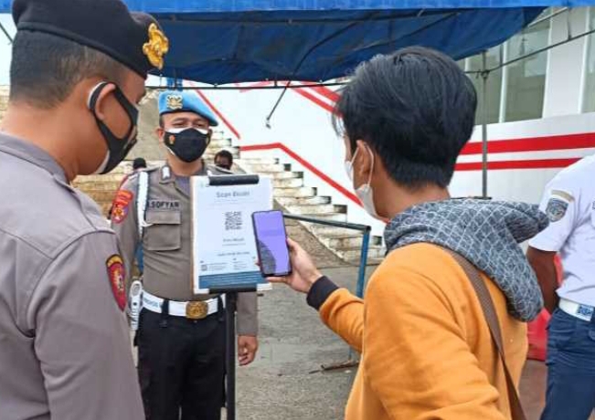 166 Penumpang Kapal ke Pulau Seribu Scan PeduliLindungi di Pelabuhan Kaliadem