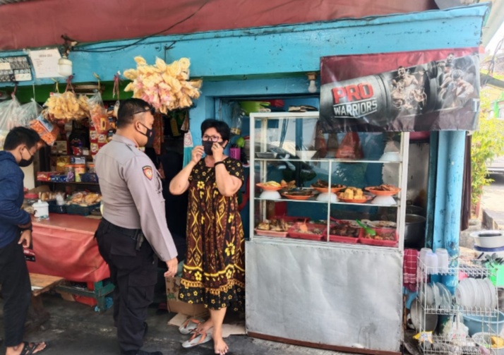 Selain Patroli, Samapta Polsek Pademangan Juga Bagikan Masker ke Warga