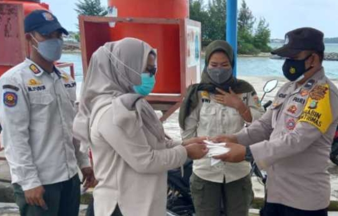 Cegah Sebaran COVID-19, Hari Ini Polres Kep Seribu Bagikan 1.100 Masker ke Warga