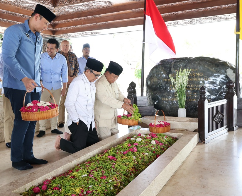 Ziarah ke Makam Bung Karno, Prabowo Disambut Antusias Para Peziarah