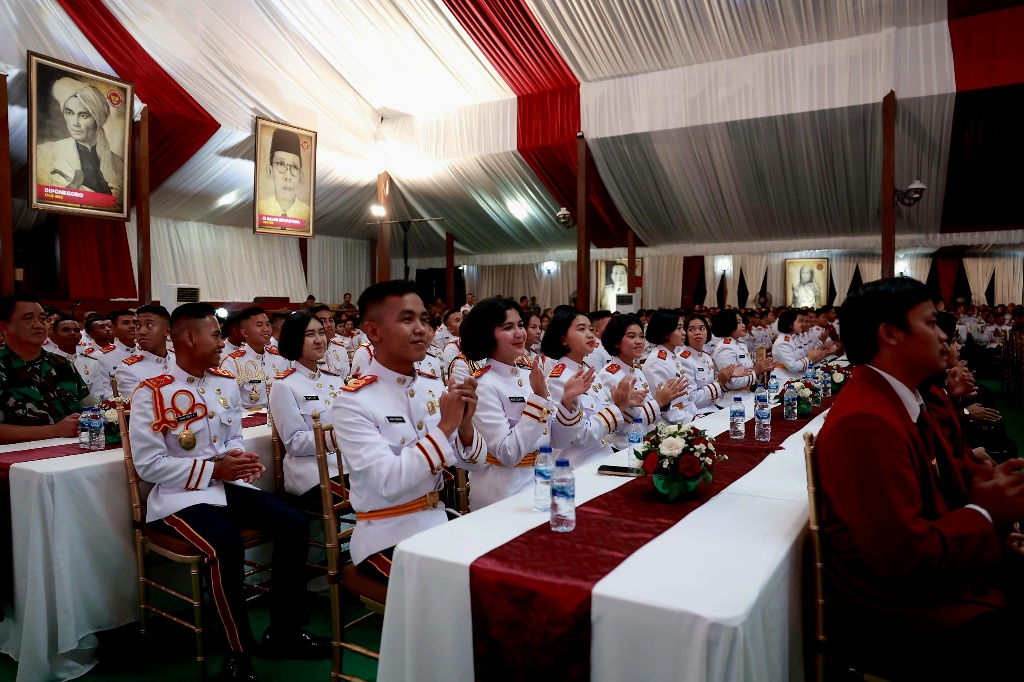 Terkesan dengan Semangat Kadet Politeknik Ben Mboi, Prabowo Boyong Mahasiswa ke Ibu Kota