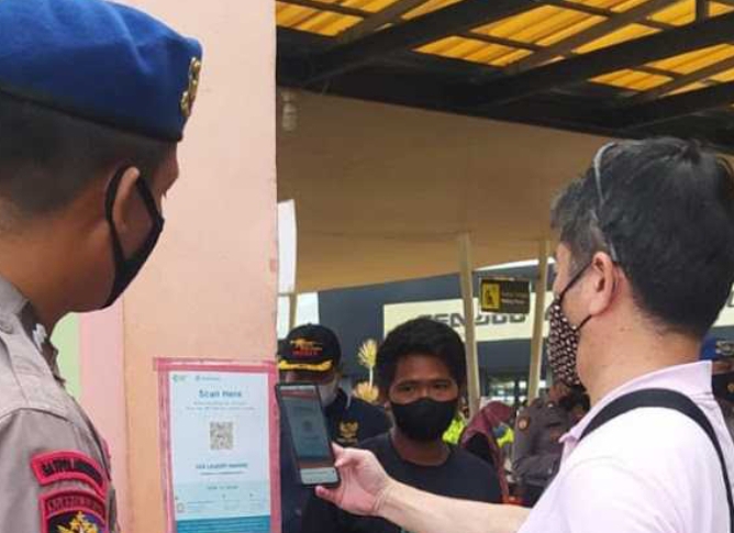 Polres Kep Seribu Ketatkan ProKes dan Wajibkan 70 Penumpang Kapal Ke Pulau Scan PeduliLindungi di Dermaga Marina Ancol