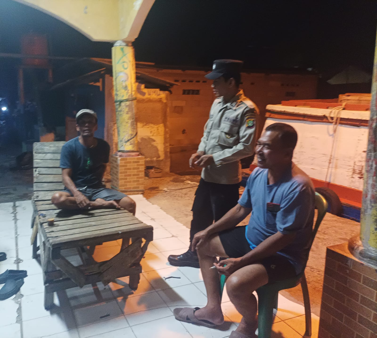 Sambang di Malam Hari, Bripka Aris Gaet Tomas Ikut Jaga Kamtibmas