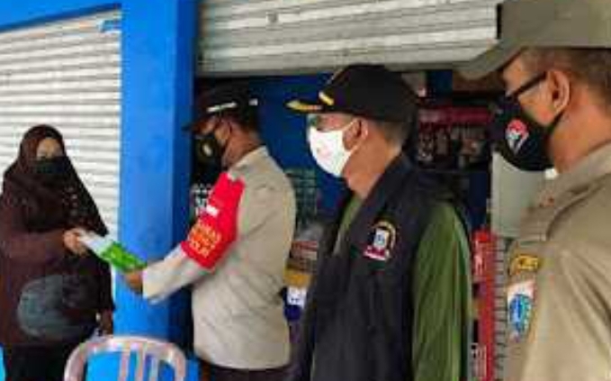 Polsek Kep Seribu Selatan Hampiri Warga di Ruang Publik Bagikan Masker