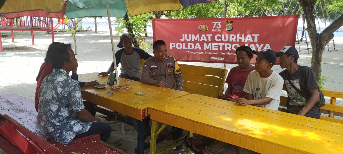 Saung Sederhana Menjadi Tempat Jumat Curhat di Pulau Untung Jawa