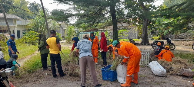 Polsek Kepulauan Seribu Selatan Adakan Aksi Bersih-Bersih Lingkungan dengan Menggandeng Masyarakat dan Pemerintah