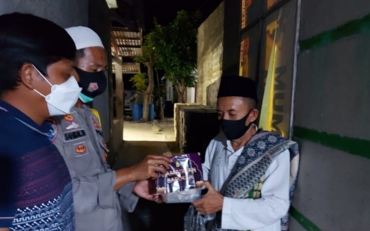 Ramadhan Barokah, Polres Kep Seribu & Polsek Jajaran Bagikan Santapan Sahur Gratis Ke Warga