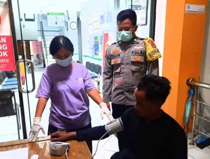 Hari ke 8 bulan Ramadhan, Polsek Kep Seribu Selatan Terus Gelar Vaksinasi Booster