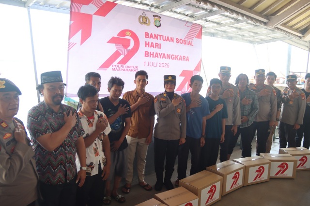 Polres Kepulauan Seribu Gelar Baksos HUT Bhayangkara ke-79, Salurkan Bantuan untuk Warga Pulau