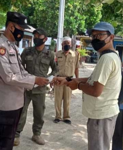 Bagikan 900 Masker kw Warganya, Polres Kep Seribu Sampaikan Imbauan ProKes