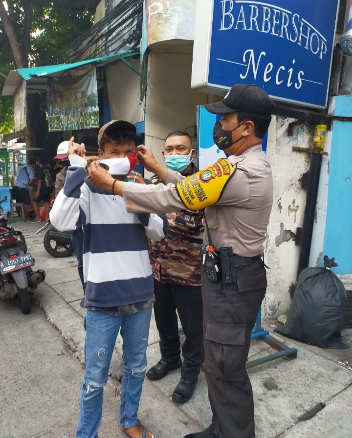 Cegah Cocid 19, Jajaran Bhabinkamtibmas Polsek Pademangan Bagikan Masker ke Warga