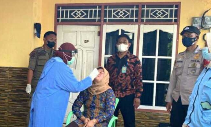 Cegah Sebaran COVID19, Polsek Kep Seribu Utara Gencar Gelar Testing Swab Antigen Door to Door