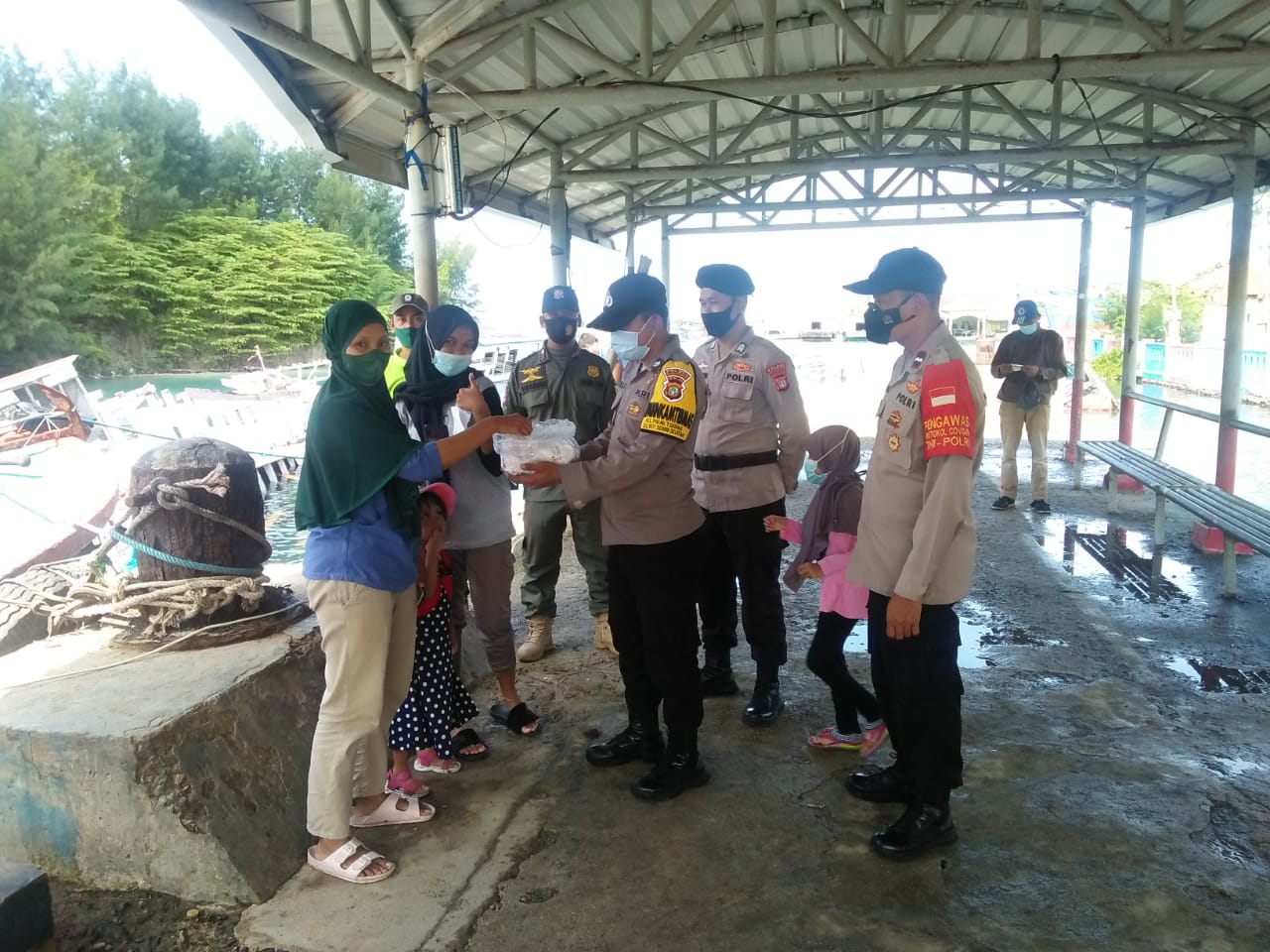 Lagi, Hari Ini Sejumlah 1.500 Masker Dibagikan Polres Kepulauan Seribu ke Warga Sebagai Upaya Cegah Paparan COVID-19
